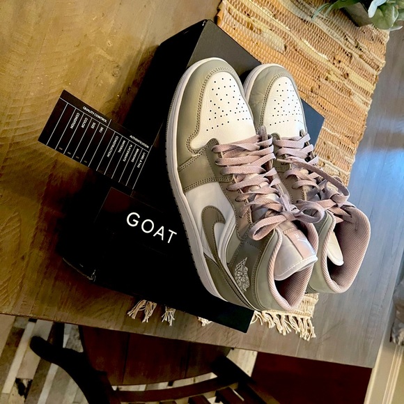 🔥10.5 M 2021 Air Jordan 1 Mid 'College Grey'🔥 (Worn but in good condition) - Picture 1 of 7